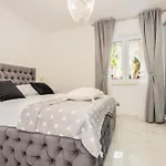 Luxury Sandra *