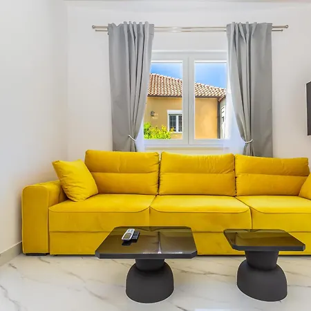Luxury Sandra