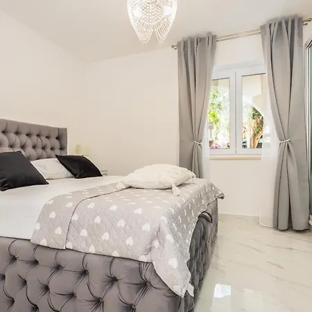 Luxury Sandra *